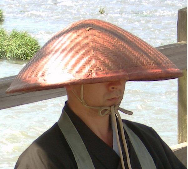 Jingasa (jin có nghĩa là quân đội) hay còn gọi là "nón samurai" rất được ưa chuộng trong nửa giai đoạn hai thời Edo (1700-1860). Nón Jingasa còn có các dạng khác như Bajo-gasa, Ichimonji-gasa và Toppai-gasa. Nón Jingasa được làm từ chất liệu sắt, da, giấy, gỗ và tre.