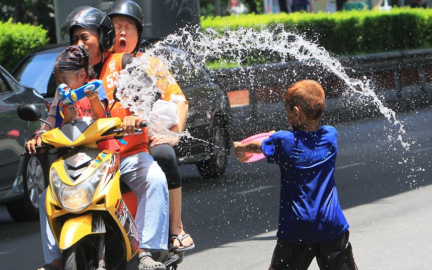 Tham dự lễ hội té nước ở Thái Lan