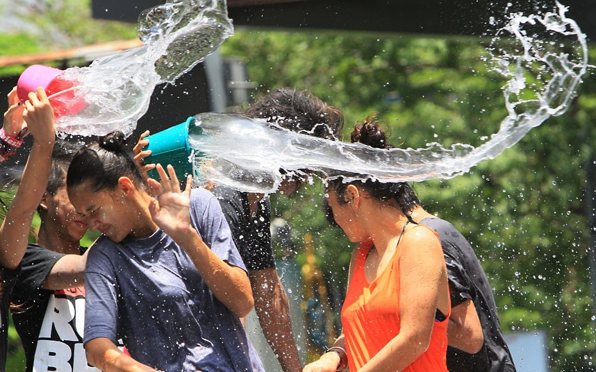 Tham dự lễ hội té nước ở Thái Lan