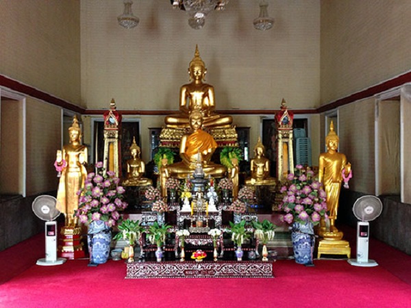 Ngôi chùa thờ Phật cùng vài chục bình xá lỵ các nhà sư