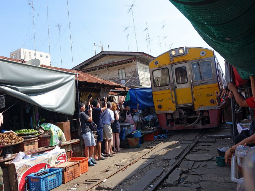 Chợ đường ray xe lửa Maeklong, Bangkok - Thái Lan