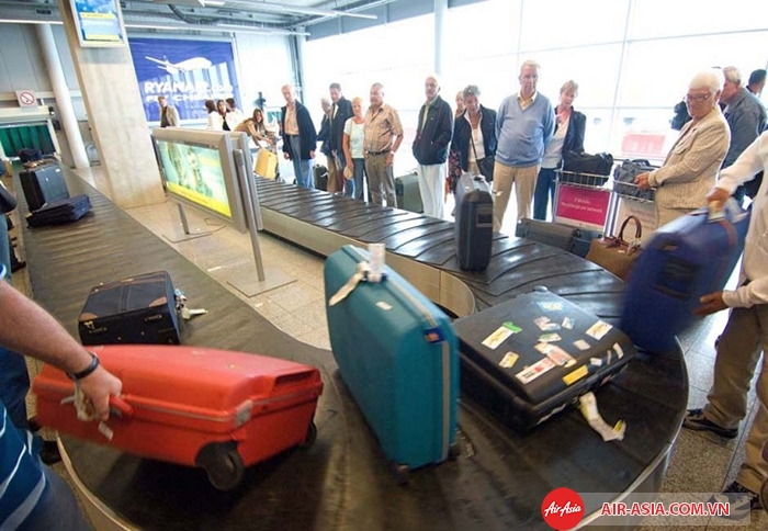 Chờ đợi lấy hành lý ở sân bay
