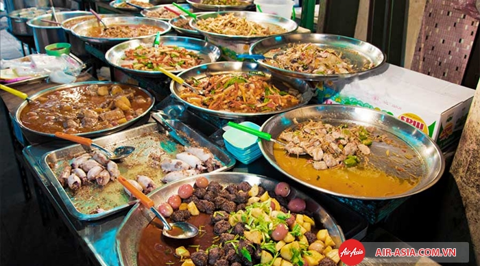 Các món ăn vặt được bày bán khắp chợ với giá siêu rẻ
