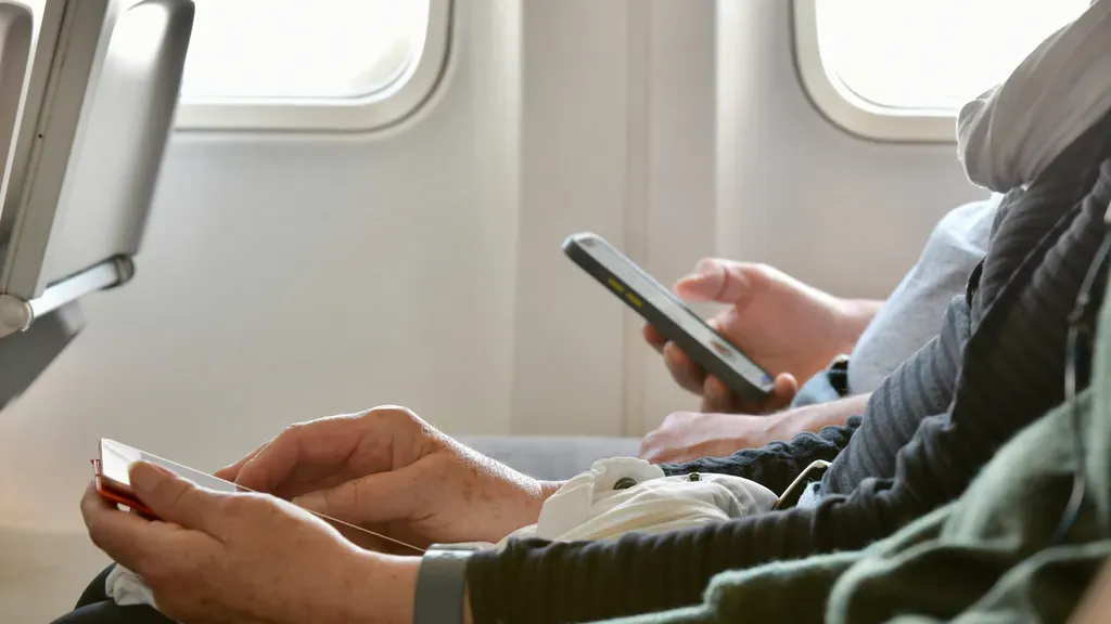 Quy định về sử dụng thiết bị điện tử trên máy bay Air Asia