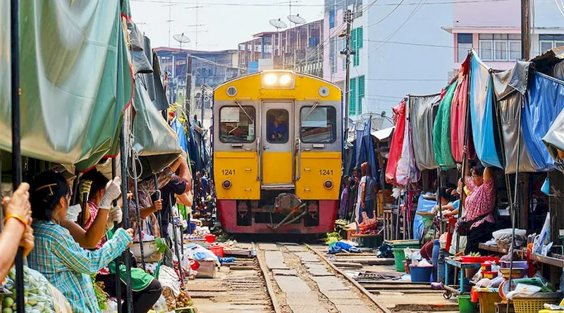 Chợ đường ray nổi tiếng Thái Lan