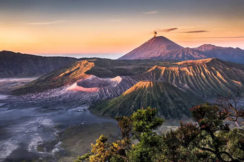 Hoàng hôn ở núi lửa Indonesia