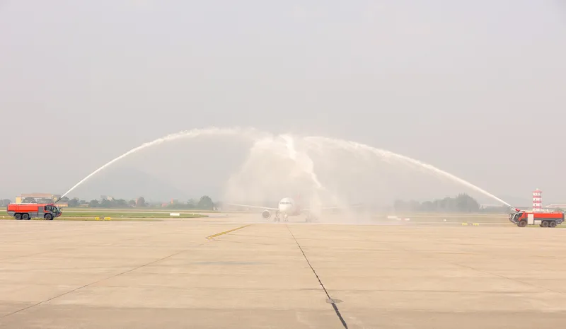 Nghi thức phun vòi rồng chào mừng chuyến bay AirAsia đi Chiang Mai trở lại